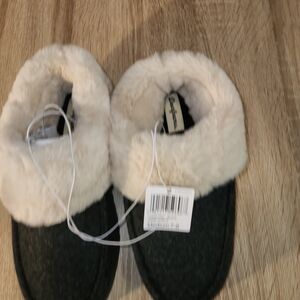 Dearfoams Black and Cream Cozy Slippers